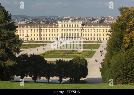Luftbild vom Hang des äußeren von Schloss Schönbrunn in Wien, Österreich Stockfoto