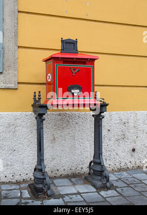 Traditionelle rote Posta Briefkasten oder Postfach im Burgviertel in Buda, Budapest, Ungarn Stockfoto