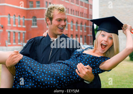 Junger Mann und Frau bei Abschlussfeier Stockfoto