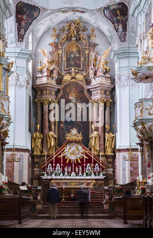 Altar und Innenraum von St. Peters Abbey, Stift St. Peter, katholische Kirche in Salzburg, Österreich, Europa Stockfoto