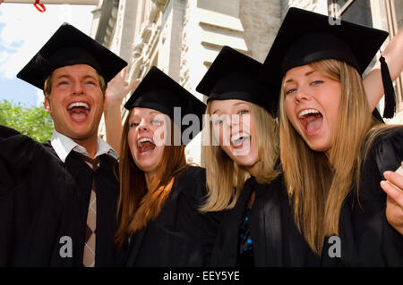 Vier Freunde bei Abschlussfeier Stockfoto