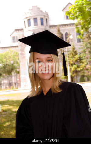 Junge Frau am Abschlusstag Stockfoto