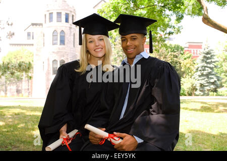 Junger Mann und Frau bei Abschlussfeier Stockfoto
