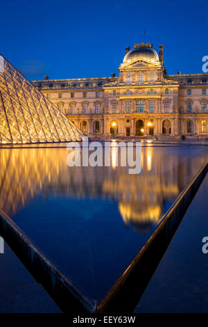 Dämmerung im Hof des Musée du Louvre, Paris Frankreich Stockfoto