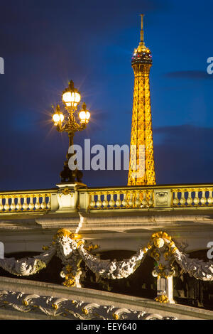 Reich verzierte Pont Alexandre III mit dem Eiffelturm droht darüber hinaus, Paris Frankreich Stockfoto