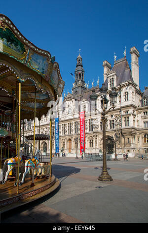 Karussell auf dem Platz unterhalb Hotel de Ville, Paris, Frankreich Stockfoto