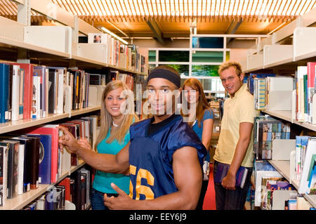 Junge Erwachsene in einer Bibliothek Stockfoto