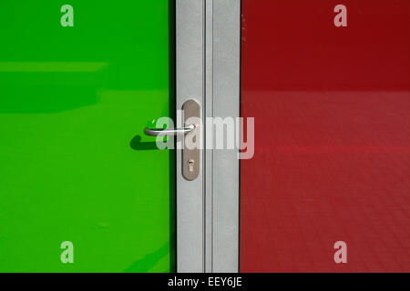 moderne Glastüren, zwei Farben Stockfoto