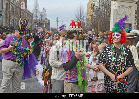 Menschen tragen Kostüme und bunte Masken an der jährlichen Karneval Parade in Asheville, NC Stockfoto