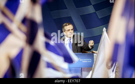 Athen, Griechenland. 23. Januar 2015. Der griechische Premierminister Antonis Samaras Adressen des Publikums während der letzten Pre-Wahlveranstaltung der Nea Dimokratia Partei in Athen, 23. Januar 2015. Premierminister Antonis Samaras Partei hat bislang eine Lücke in den Meinungsumfragen mit der Anti-Rettungsaktion Syriza Partei vor den 25 Jan. Parlamentswahlen zu überwinden. Foto: MICHAEL KAPPELER/Dpa/Alamy Live News Stockfoto