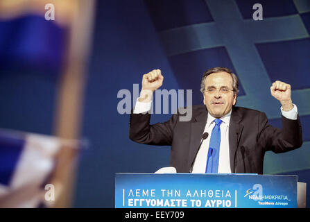 Athen, Griechenland. 23. Januar 2015. Der griechische Premierminister Antonis Samaras Adressen des Publikums während der letzten Pre-Wahlveranstaltung der Nea Dimokratia Partei in Athen, 23. Januar 2015. Premierminister Antonis Samaras Partei hat bislang eine Lücke in den Meinungsumfragen mit der Anti-Rettungsaktion Syriza Partei vor den 25 Jan. Parlamentswahlen zu überwinden. Foto: MICHAEL KAPPELER/Dpa/Alamy Live News Stockfoto