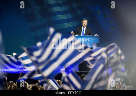 Athen, Griechenland. 23. Januar 2015. Der griechische Premierminister Antonis Samaras Adressen des Publikums während der letzten Pre-Wahlveranstaltung der Nea Dimokratia Partei in Athen, 23. Januar 2015. Premierminister Antonis Samaras Partei hat bislang eine Lücke in den Meinungsumfragen mit der Anti-Rettungsaktion Syriza Partei vor den 25 Jan. Parlamentswahlen zu überwinden. Foto: Michael Kappeler/Dpa/Alamy Live News Stockfoto