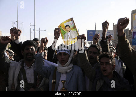 Sanaa, Jemen. 23. Januar 2015. Anhänger der schiitischen Houthi-Gruppe rufen Parolen während einer Demonstration am 23. Januar 2015 in Sanaa, Jemen. Jemenitische Präsident Abd-Rabbu Mansour Hadi am Donnerstagabend reichte seinen Rücktritt dem Parlament mitten in Konfrontation mit der schiitischen Houthi-Gruppe, die die Hauptstadt zu kontrollieren. © Hani Ali/Xinhua/Alamy Live-Nachrichten Stockfoto