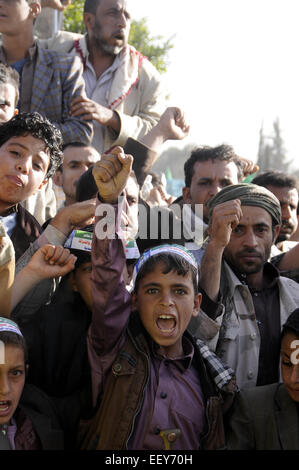 Sanaa, Jemen. 23. Januar 2015. Anhänger der schiitischen Houthi-Gruppe rufen Parolen während einer Demonstration am 23. Januar 2015 in Sanaa, Jemen. Jemenitische Präsident Abd-Rabbu Mansour Hadi am Donnerstagabend reichte seinen Rücktritt dem Parlament mitten in Konfrontation mit der schiitischen Houthi-Gruppe, die die Hauptstadt zu kontrollieren. © Hani Ali/Xinhua/Alamy Live-Nachrichten Stockfoto