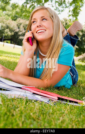 Junge Frau im freien Studium Stockfoto