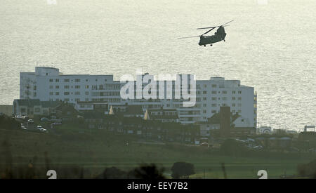 Brighton UK - Ein Hubschrauber aus Chinook, der über dem Sheepcote Valley Brighton flog Stockfoto