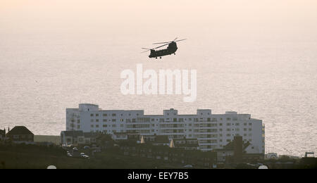 Brighton UK - Ein Hubschrauber aus Chinook, der über dem Sheepcote Valley Brighton flog Stockfoto