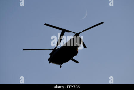 Brighton UK - Ein Hubschrauber aus Chinook, der über dem Sheepcote Valley Brighton flog Stockfoto