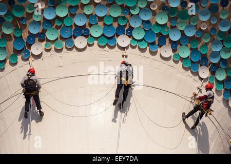 Arbeiter an Seilen in die Sphäre der Kuwait Turm hängen. Stockfoto