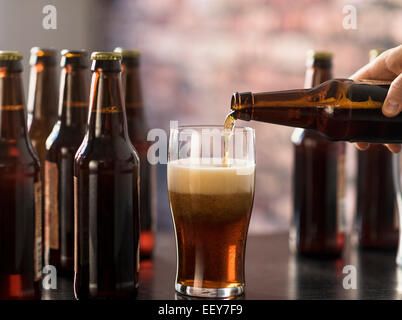 Hand Gießen Bier Stockfoto