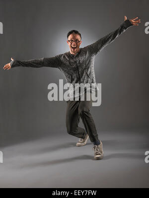 Studioaufnahme des Mannes in graue Kleidung Stockfoto