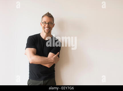 Studioportrait lächelnder Mann Stockfoto