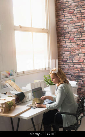 Weibliche Innenarchitekt bei der Arbeit Stockfoto