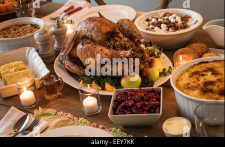 Esstisch mit Thanksgiving Essen gefüllt Stockfoto