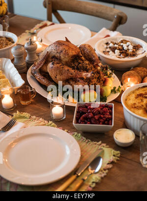 Esstisch mit Thanksgiving Essen gefüllt Stockfoto