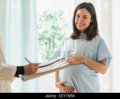 Schwangere Frau in Arztpraxis Stockfoto