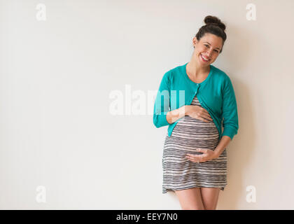 Studioaufnahme glücklich schwanger Frau Stockfoto