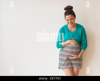 Studioaufnahme glücklich schwanger Frau Stockfoto