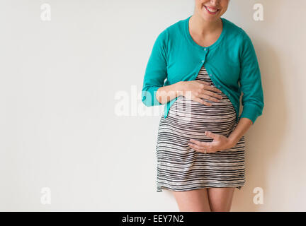 Studioaufnahme glücklich schwanger Frau Stockfoto
