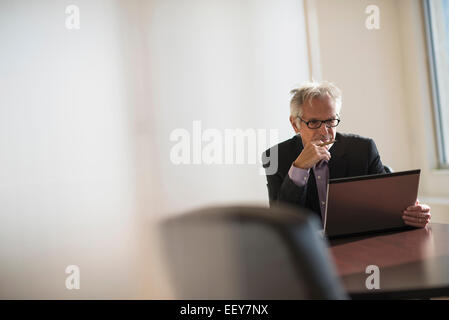 Geschäftsmann, arbeiten im Büro Stockfoto