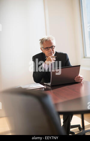 Geschäftsmann, arbeiten im Büro Stockfoto