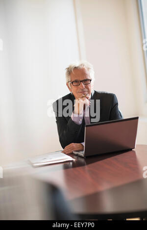 Geschäftsmann, arbeiten im Büro Stockfoto