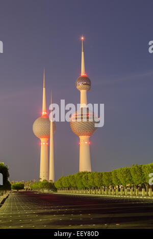 Kuwait-Towers in der Abenddämmerung. Stockfoto