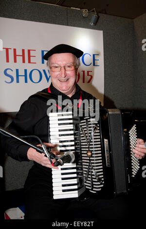 Ein Akkordeon Spieler auf der Frankreich Show 2015 in Olympia London Stockfoto