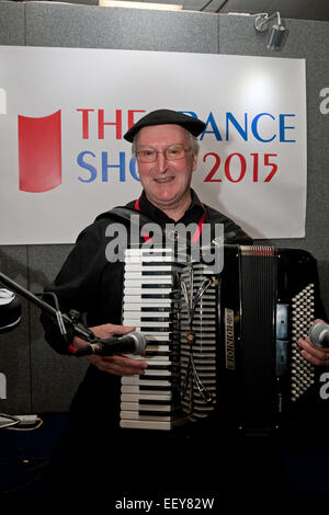 Ein Akkordeon Spieler auf der Frankreich Show 2015 in Olympia London Stockfoto