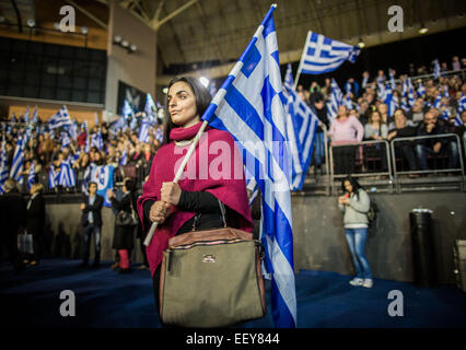 Athen, Griechenland. 23. Januar 2015. Unterstützer des griechischen Ministerpräsidenten Antonis Samaras hören seiner Rede während der letzten Pre-Election-Rallye der Nea Dimokratia Partei in Athen, 23. Januar 2015. Premierminister Antonis Samaras Partei hat bislang eine Lücke in den Meinungsumfragen mit der Anti-Rettungsaktion Syriza Partei vor den 25 Jan. Parlamentswahlen zu überwinden. Foto: Michael Kappeler/Dpa/Alamy Live News Stockfoto