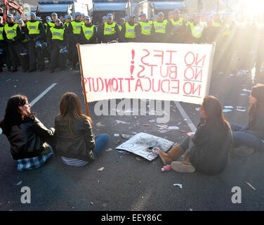 Studenten-Demos gegen Govt schneidet und Gebühren @ Trafalgar Square und Whitehall auffüllen. Stockfoto