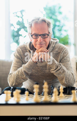 Ältere Mann spielt Schach Stockfoto