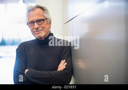 Porträt von lächelnden senior Mann im Büro Korridor Stockfoto