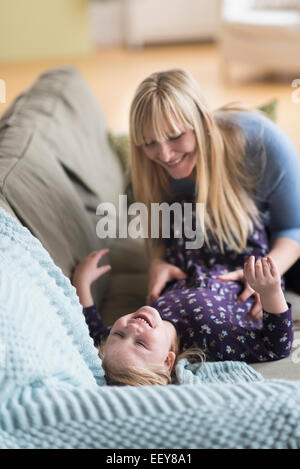 Mutter, kitzeln ihre Tochter (4-5) Stockfoto