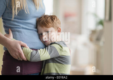 Porträt eines jungen (6-7) umarmt seine Mutter Stockfoto
