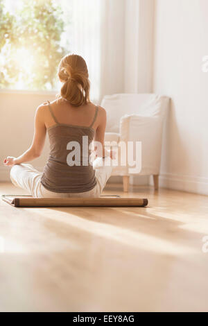 Junge Frau mit Yoga Stockfoto