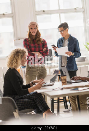 Freunde, die im Büro arbeiten Stockfoto