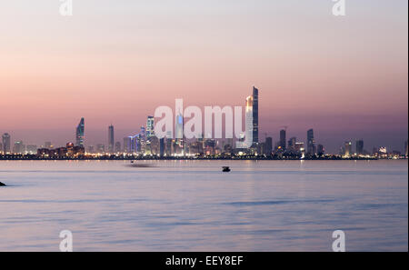Skyline von Kuwait-Stadt bei Nacht. Arabien, Nahost Stockfoto