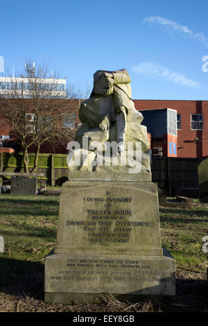 Geschändeter Grabstein in Warstone Lane Friedhof, Jewellery Quarter, Birmingham, UK Stockfoto
