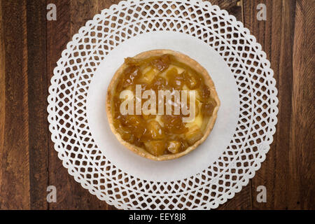 Apfelkuchen und Pudding, auf Holz Hintergrund Stockfoto